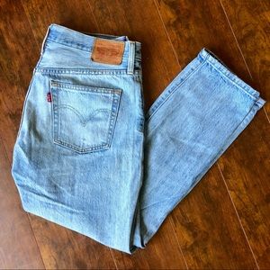 LEVIS 501 CT Distressed Boyfriend Jeans